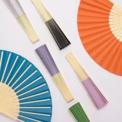 Leque de Papel com Detalhe em Plástico Personalizado para Brinde